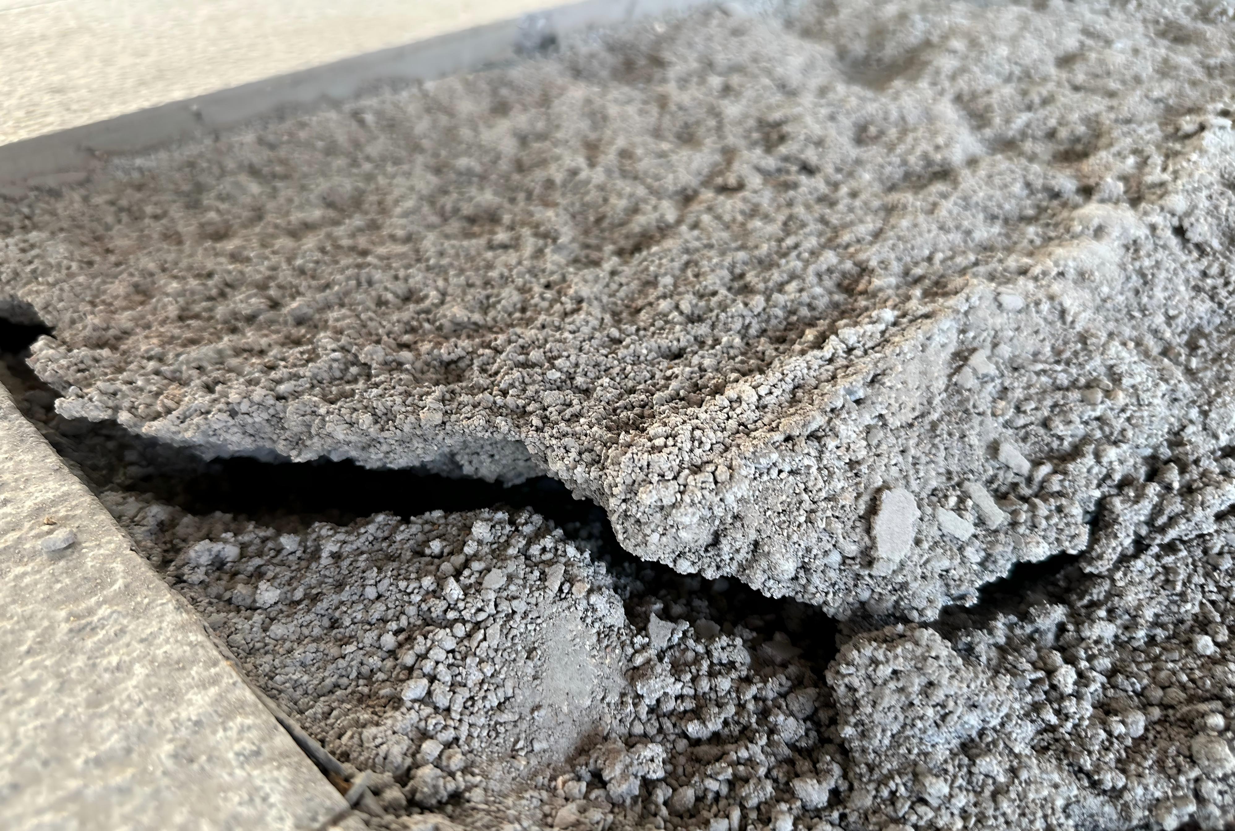 MNC无差别沉降修复技术：以微孔工艺实现大型厂房地基毫米级精准抬升